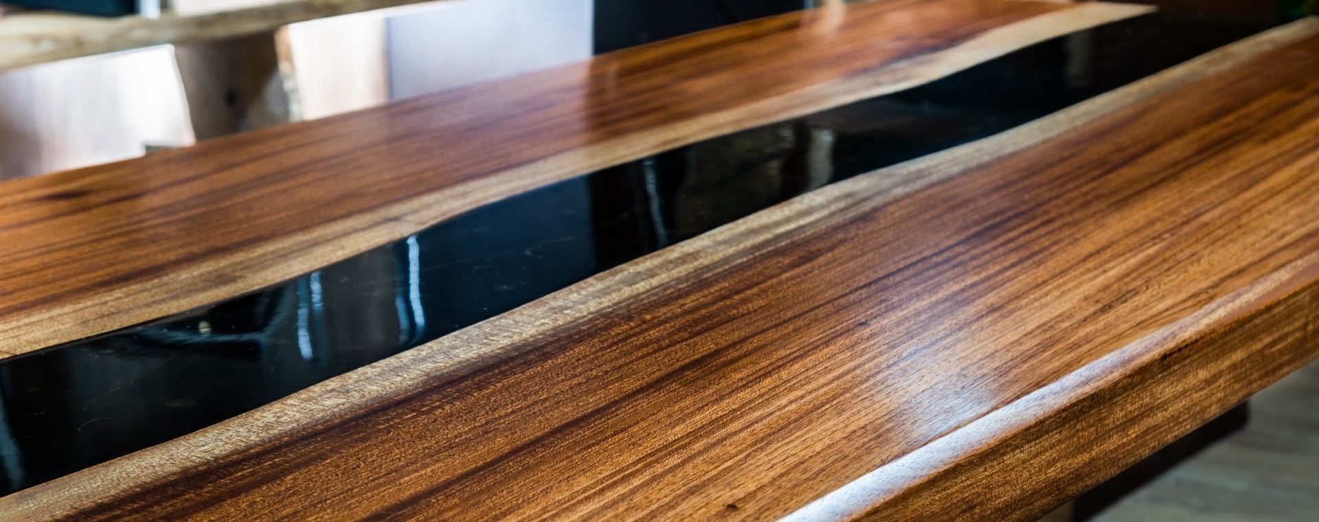 scrivania in resina e legno di ulivo - NATURANERA