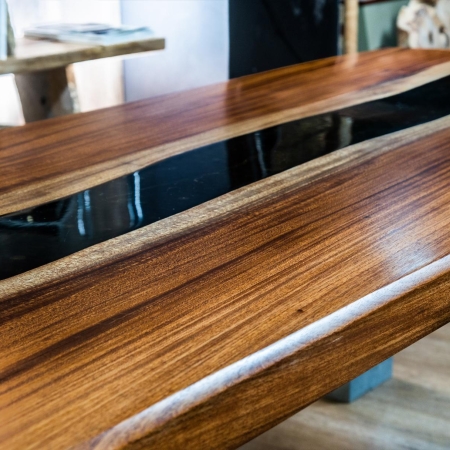 Immagine 2 di Tavolo in legno e resina Naturanera - CICLOPE